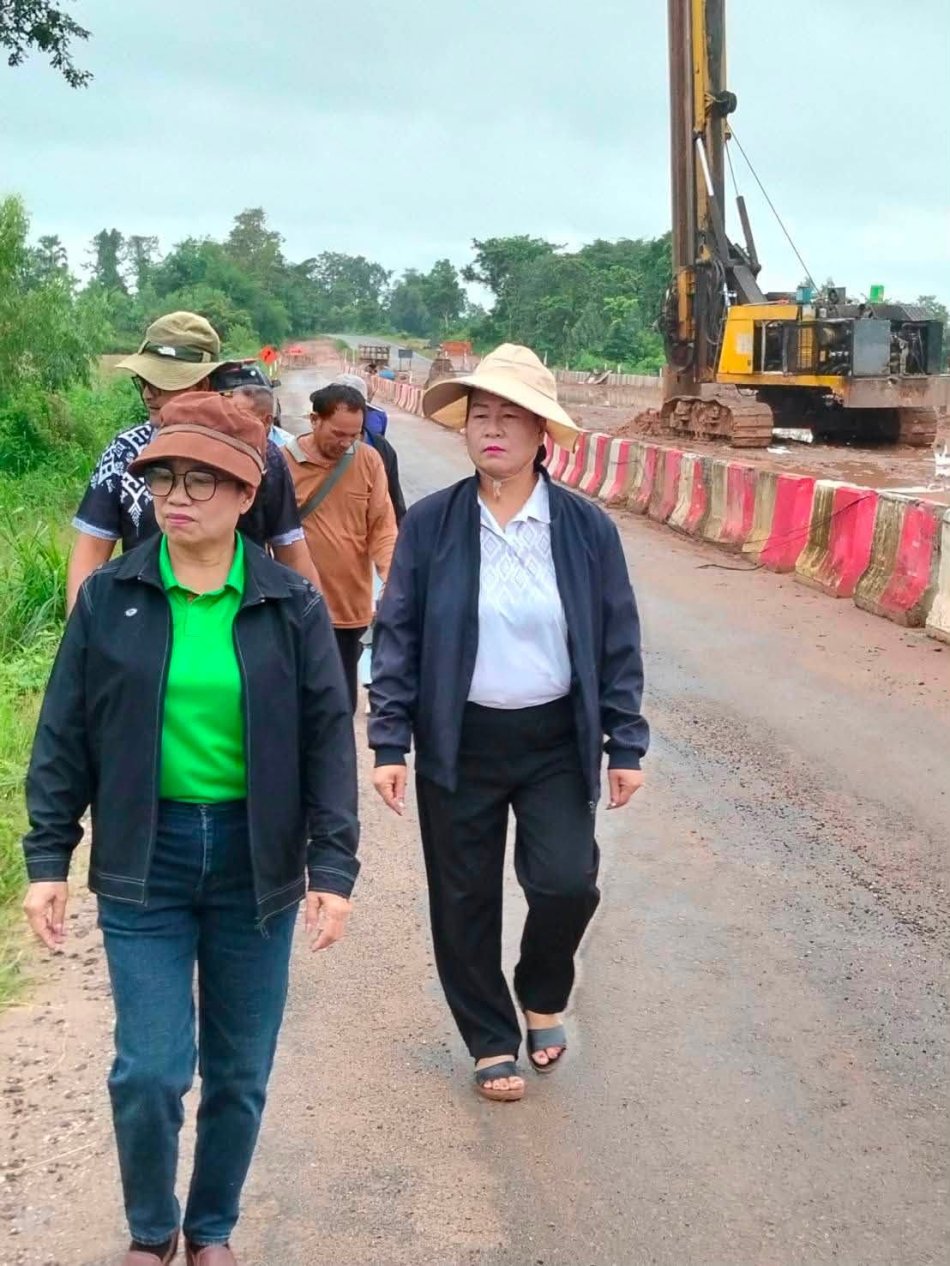 "ลงพื้นที่จริง รับฟังปัญหาจริง... เพื่อความปลอดภัยในการเดินทางของชาววังสามัคคี"     (19 ส.ค. 69) ท่านนายก พรสวรรค์ กิ่งแก้ว  นายก อบต.วังสามัคคี พร้อมคณะผู้บริหาร แท็กทีมลงพื้นที่ร่วมกับ Sayfon Butporm  ส.อบต. หมู่ที่ 6 เพื่อตรวจสำรวจความเสียหายของเส้นทางสัญจรที่ได้รับผลกระทบจากปริมาณน้ำฝนที่ตกหนักในช่วงที่ผ่านมา      โดยถนนเส้นดังกล่าวตั้งอยู่บริเวณ แนวก่อสร้างรถไฟทางคู่ (ช่วงเขตรอยต่อตำบลวังสามัคคี - อำเภอเมยวดี) ซึ่งเกิดการชำรุดเสียหายและเดินทางลำบาก ทาง อบต.วังสามัคคี ได้เร่งเก็บบันทึกข้อมูลความเสียหายเพื่อวางแนวทางแก้ไข ปรับปรุง และประสานงานหน่วยงานที่เกี่ยวข้องในการซ่อมแซมอย่างเร่งด่วน เพื่อคืนเส้นทางสัญจรที่ปลอดภัยให้แก่พี่น้องประชาชนโดยเร็วที่สุดครับ ???? #นายกพรสวรรค์ #ลงพื้นที่จริง #ห่วงใยประชาชน #หมู่6วังสามัคคี #รถไฟทางคู่ #อบตวังสามัคคี #พลังวังสามัคคี