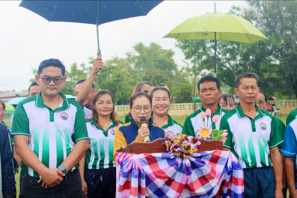 วันที่ 2 สิงหาคม 2569 นางพรสวรรค์ กิ่งแก้ว นายกองค์การบริหารส่วนตำบลวังสามัคคี กล่าวรายงานโครงการแข่งขันกีฬาต้านยาเสพติด “วังสามัคคีเกมส์” ประจำปี 2569 ต่อประธานในพิธี โดยได้รับเกียรติจาก นางรัชนี พลซื่อ สมาชิกสภาผู้แทนราษฎร จังหวัดร้อยเอ็ด เขต 3 เป็นประธานในพิธีเปิดการแข่งขันกีฬา ในการนี้ มีคณะผู้บริหาร สมาชิกสภาองค์การบริหารส่วนตำบล ผู้นำท้องที่ ผู้นำท้องถิ่น หัวหน้าส่วนราชการ คณะครู นักเรียน และพี่น้องประชาชน เข้าร่วมกิจกรรมอย่างพร้อมเพรียง เพื่อร่วมส่งเสริมให้เยาวชนได้ออกกำลังกาย ใช้เวลาว่างให้เกิดประโยชน์ ห่างไกลยาเสพติด สร้างความสามัคคี ความมีน้ำใจนักกีฬา และความสัมพันธ์อันดีระหว่างหน่วยงาน สถานศึกษา และชุมชน แม้ในช่วงพิธีเปิดจะมีฝนตกลงมา แต่ก็ไม่เป็นอุปสรรคต่อการจัดกิจกรรม ทุกภาคส่วนยังคงร่วมงานด้วยความมุ่งมั่นและให้ความร่วมมือเป็นอย่างดียิ่ง สะท้อนถึงพลังแห่งความสามัคคี ความเสียสละ และความตั้งใจในการสนับสนุนกิจกรรมเพื่อพัฒนาเยาวชนให้เติบโตอย่างมีคุณภาพ ห่างไกลยาเสพติด และมีสุขภาพแข็งแรง บรรยากาศของงานจึงเต็มไปด้วยความอบอุ่น ความร่วมมือ และความภาคภูมิใจของทุกภาคส่วน #กีฬาสร้างสา