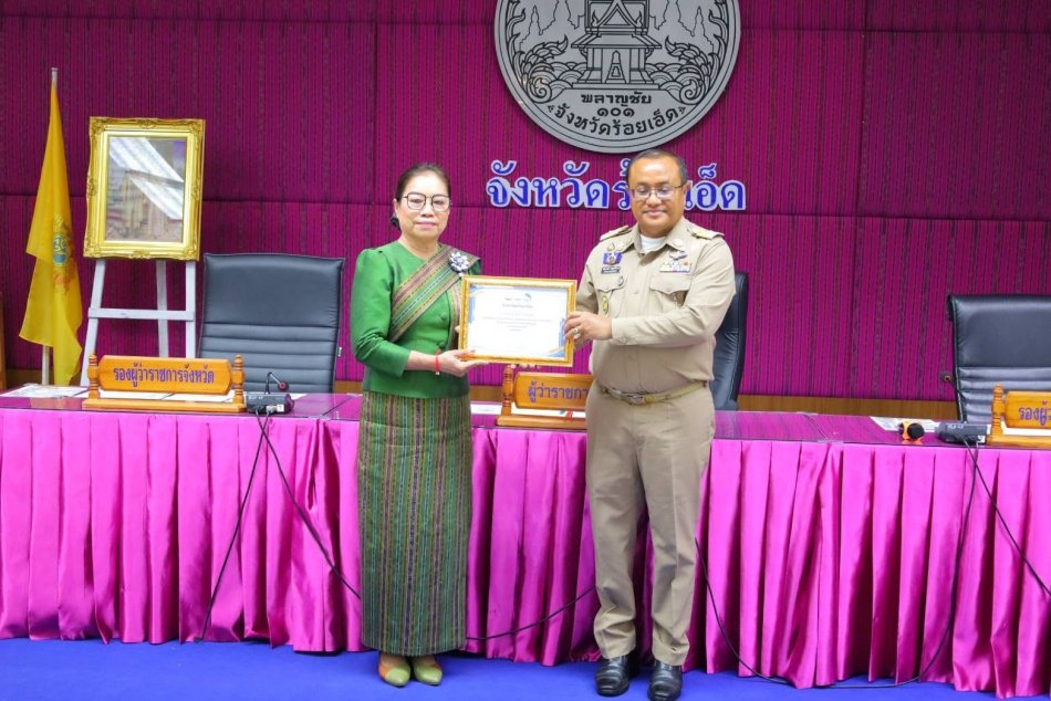 นายกองค์การบริหารส่วนตำบลวังสามัคคี เข้ารับประกาศเกียรติคุณสตรีดีเด่น ประจำปี 2569 ✨ #ขอแสดงความยินดีกับ นางพรสวรรค์ กิ่งแก้ว นายกองค์การบริหารส่วนตำบลวังสามัคคี เนื่องในโอกาสเข้ารับ ประกาศเกียรติคุณสตรีดีเด่น ประจำปี 2569 จากการคัดเลือกให้เป็นสตรีดีเด่นการขับเคลื่อน ตามนโยบายและภารกิจสำคัญของกระทรวงมหาดไทย ระดับจังหวัดร้อยเอ็ด โดยได้รับเกียรติจาก ผู้ว่าราชการจังหวัดร้อยเอ็ด เป็นผู้มอบประกาศเกียรติคุณ เพื่อเชิดชูเกียรติในฐานะสตรีผู้มีผลงานดีเด่น อุทิศตนปฏิบัติหน้าที่ด้วยความเสียสละ และเป็นแบบอย่างที่ดีในการพัฒนาท้องถิ่นและการบริการประชาชน #ขอแสดงความยินดีและขอเป็นกำลังใจในการปฏิบัติหน้าที่เพื่อประโยชน์ของพี่น้องประชาชนต่อไป #สตรีดีเด่น2569 #จังหวัดร้อยเอ็ด #อบตวังสามัคคี #กระทรวงมหาดไทย #ทำดีเพื่อประชาชน ดูน้อยลง